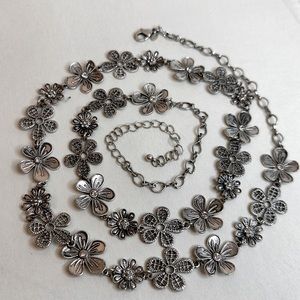 Premier Designs Long Daisy Floral Necklace